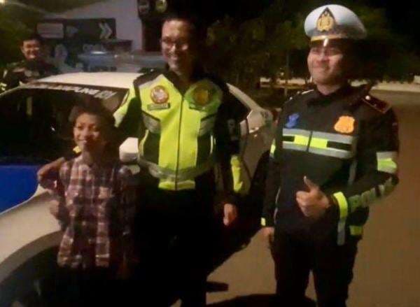 Cerita Bocah Bogor Tertinggal Mobil gegara Tidur di Rest Area Bandar Lampung Cerita Bocah Bogor Tertinggal Mobil gegara Tidur di Rest Area Bandar Lampung