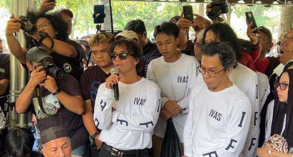 Kaka Slank Tahan Tangis Kenang Perjuangan Bunda Iffet