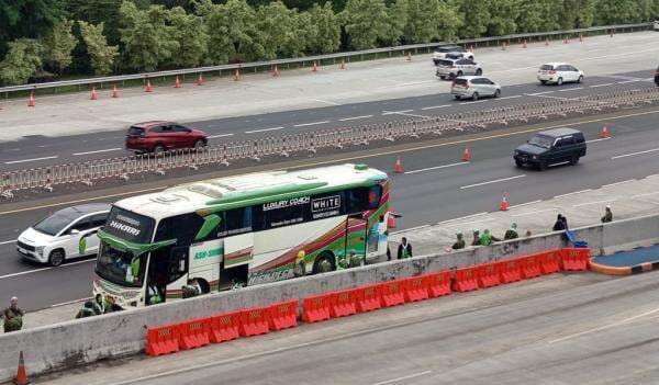 Bus Jemaah Umrah asal Subang Mogok di GT Cikatama, Penumpang sempat Telantar di Pinggir Tol Bus Jemaah Umrah asal Subang Mogok di GT Cikatama, Penumpang sempat Telantar di Pinggir Tol