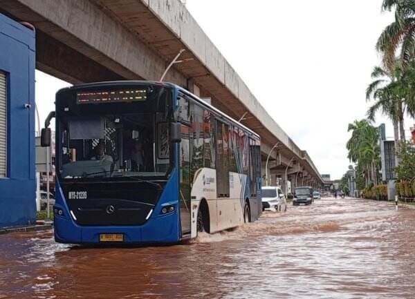 Bus Transjakarta Tetap Beroperasi Menembus Banjir di Kelapa Gading Jakut