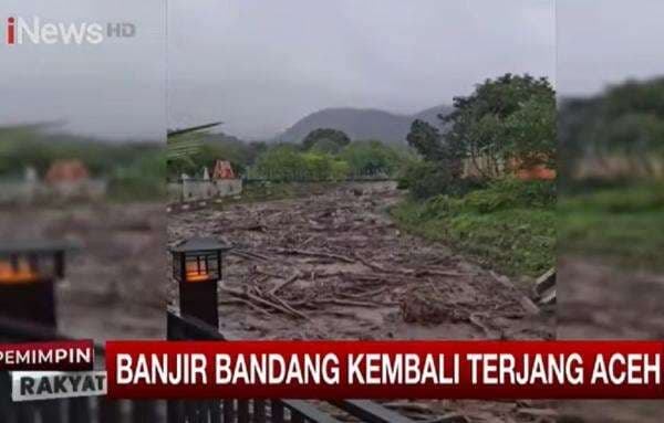 Detik-Detik Banjir Bandang Bawa Gelondongan Kayu Terjang Bener Meriah Aceh