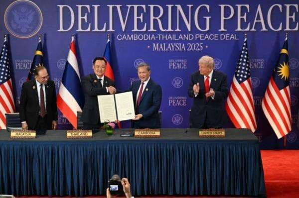 Telepon PM Thailand dan Kamboja, Trump: Saya Harus Hentikan Perang Ini Telepon PM Thailand dan Kamboja, Trump: Saya Harus Hentikan Perang Ini