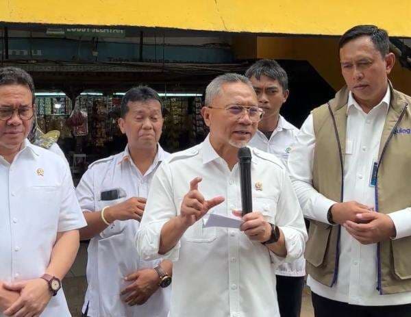 Sidak ke Pasar Kramat Jati, Zulhas Klaim Harga Bahan Pangan Terkendali Kecuali Cabai