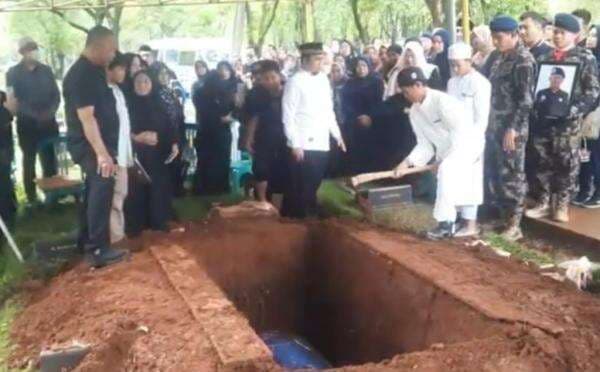 Ferry Irawan Korban Pesawat ATR Dimakamkan di TPU Pondok Ranggon, Diawali Upacara Kedinasan