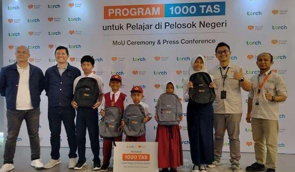 Kolaborasi Torch dan Rumah Zakat Bagikan 1000 Tas untuk Pelajar di Pelosok Negeri