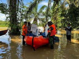 Lewati Banjir, Pendistribusian Logistik Pilkada ke Desa Rantau Binuang Sakti Berjalan Lancar