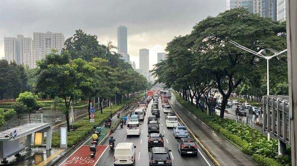 Diguyur Hujan sejak Pagi, Arus Lalu Lintas di Jalan Sudirman Padat Merayap