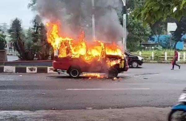 Mobil Angkot Terbakar di Dekat Terminal Kuningan, Begini Dugaan Penyebabnya