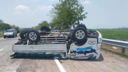 Kecelakaan Tragis Tol Jombang-Mojokerto, Pikap Muatan Cabai Terbalik Lima Orang Terluka Parah