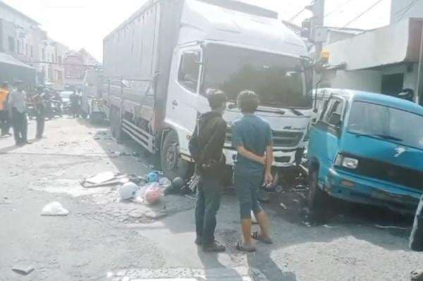 Horor! Penampakan TKP Kecelakaan Beruntun 12 Kendaraan di Cikampek, Korban Bergelimpangan
