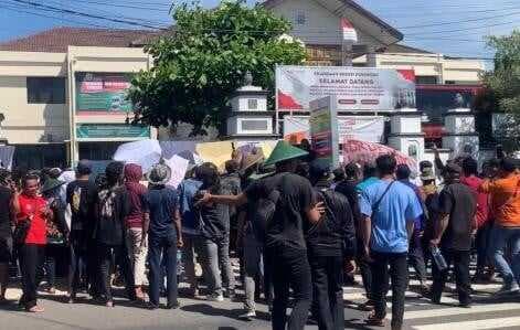 Desak Kades Diusut atas Dugaan Korupsi Dana Desa, Ratusan Warga Temon Geruduk Kejari Ponorogo! Desak Kades Diusut atas Dugaan Korupsi Dana Desa, Ratusan Warga Temon Geruduk Kejari Ponorogo!