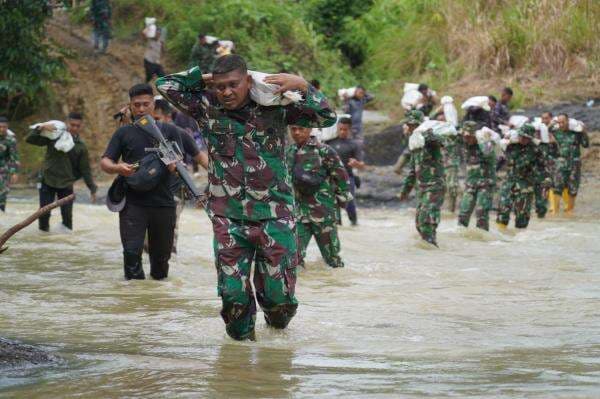 Perjuangan TNI Pikul Material Lewati Medan Terjal dan Arungi Sungai Hutan Makam Pahlawan Nasional