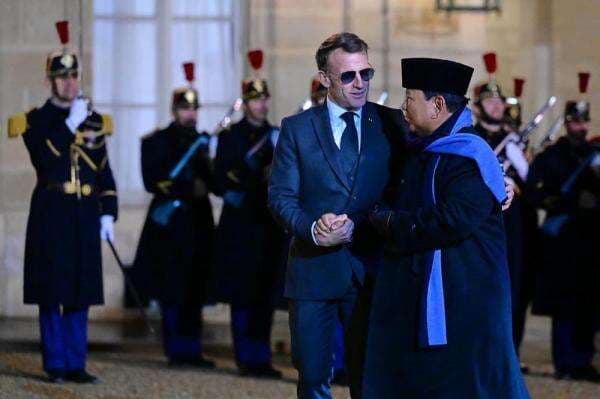Prabowo Disambut Macron di Istana Elysee saat Hadiri Jamuan Makan Malam