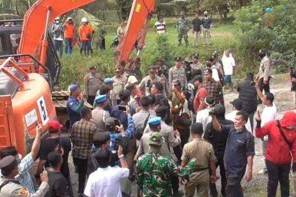 Memanas! Ratusan Warga Tolak Eksekusi Rumah Lahan di Padang Halaban Labura