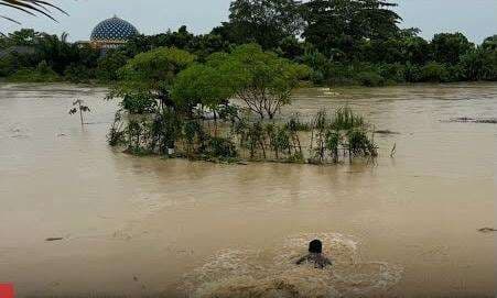 Menegangkan! Briptu Yohanes Abdi Sibarani Selamatkan Nyawa Lansia di Tengah Banjir