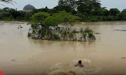 Menegangkan! Briptu Yohanes Abdi Sibarani Selamatkan Nyawa Lansia di Tengah Banjir