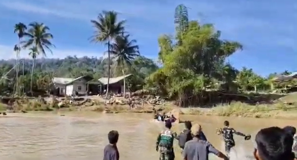 Rakit Terbalik di Sungai Deras, Wagub Aceh Nyaris Tenggelam saat Tinjau Bencana