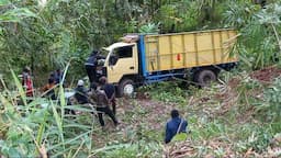 Gagal Menanjak, Truk Masuk Jurang di Jalan Nepong Bojonggambir Tasikmalaya