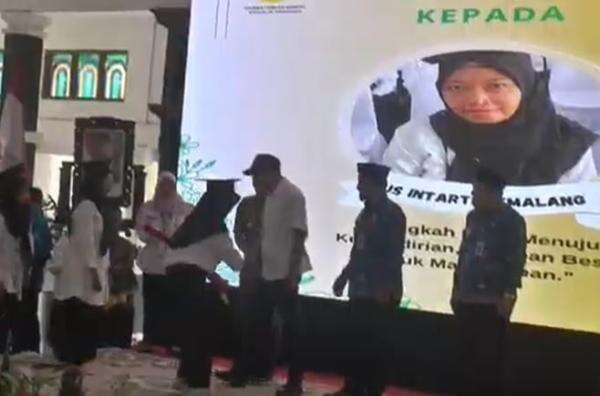 Pakai Toga, 1.000 Warga Miskin di Pemalang Diwisuda Naik Kelas dari Penerima Bansos