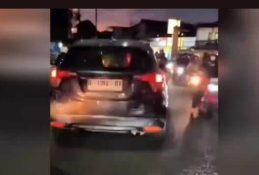 Viral Mobil HRV Tabrak Sejumlah Motor di Bandung, Sopir Ditangkap usai Dikejar Warga Viral Mobil HRV Tabrak Sejumlah Motor di Bandung, Sopir Ditangkap usai Dikejar Warga
