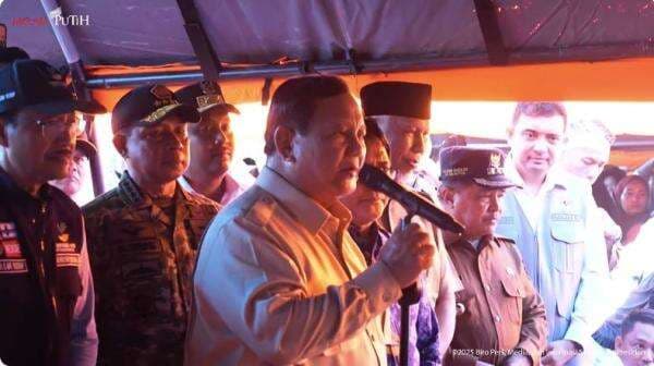 Prabowo Tinjau Pengungsi Banjir di Padang Pariaman, Janjikan Perbaikan Rumah Rusak