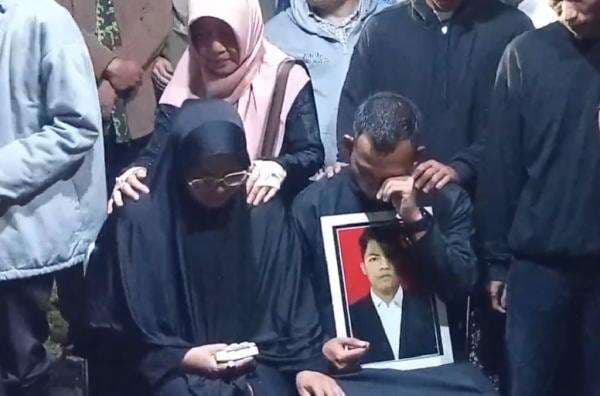 Isak Tangis Iringi Pemakaman Syafiq Ali, Pendaki yang Ditemukan Tewas di Gunung Slamet