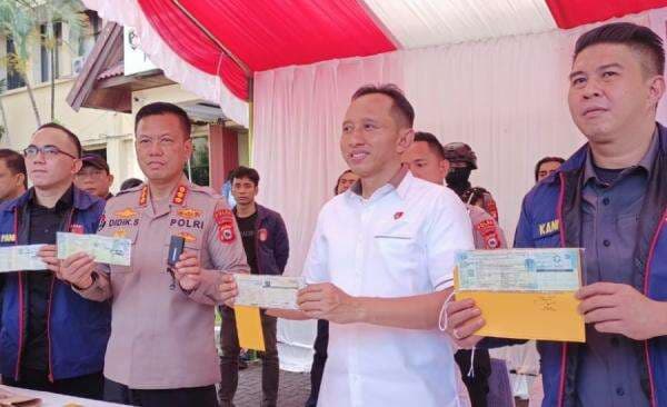 Polisi Bekuk Tujuh Sindikat Pemalsuan STNK di Sulsel, Diduga Libatkan Debt Collector Polisi Bekuk Tujuh Sindikat Pemalsuan STNK di Sulsel, Diduga Libatkan Debt Collector