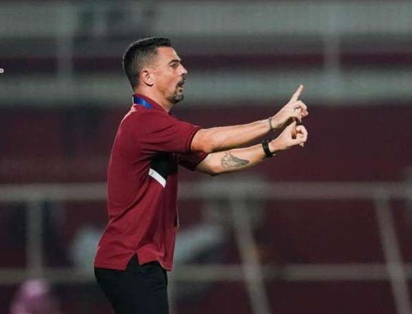 Gara-Gara Hal Ini, Carlos Pena Tak Bisa Tersenyum Lepas Usai Persija Jakarta Menang atas Persik Kediri Gara-Gara Hal Ini, Carlos Pena Tak Bisa Tersenyum Lepas Usai Persija Jakarta Menang atas Persik Kediri