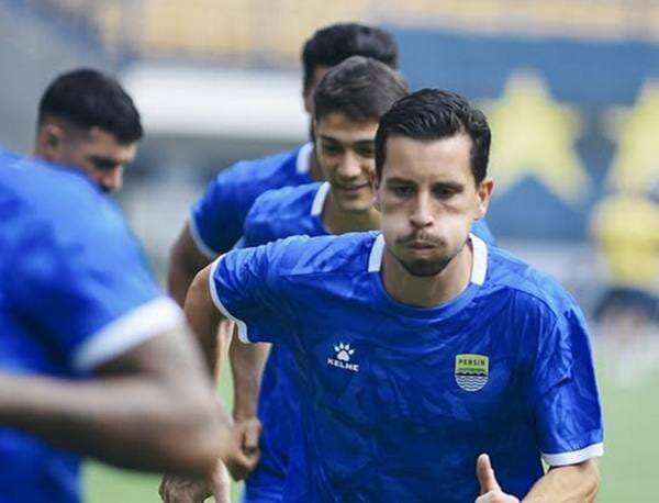 Setelah Rizky Ridho, Giliran Thom Haye Cetak Gol dari Tengah Lapangan di Sesi Latihan Persib Bandung!