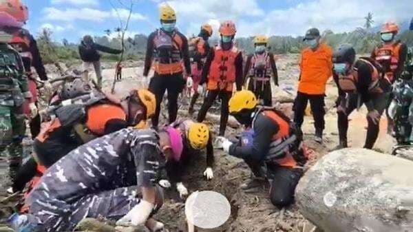1 Korban Banjir Bandang Padang Panjang Kembali Ditemukan, Kondisi Terhimpit Kayu