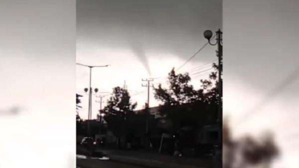 Viral! Detik-Detik Mengerikan Puting Beliung Hantam Rumah di Maros, Warga Panik