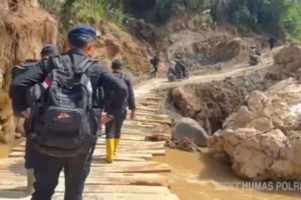 Brimob Terobos Wilayah Terisolasi di Bener Meriah demi Salurkan Bantuan Darurat