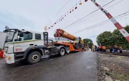 Truk Bermuatan Crane Tersangkut di Rel Stasiun Bekasi, Perjalanan KRL Terhambat