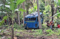 Pecah Ban, Microbus di Kulonprogo Terjun ke Jurang 7 Meter, 1 Penumpang Terluka