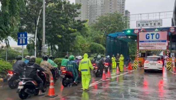 Hindari Banjir dan Macet, Pengendara Motor Nekat Masuk Gerbang Tol Sunter