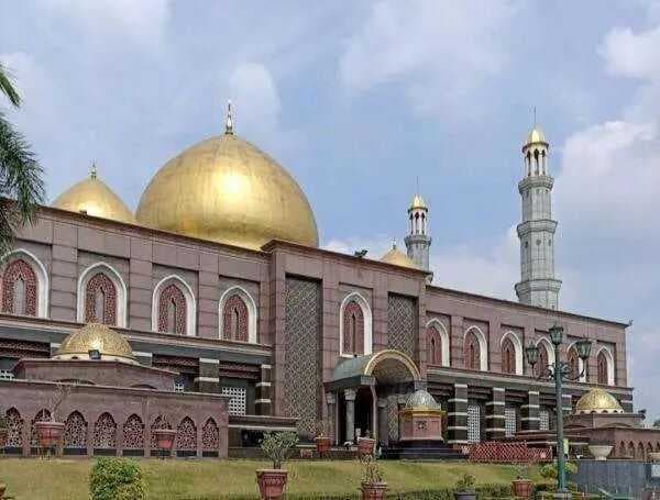 Salah Satu Ikonnya ada Pada Masjid Kubah Emas, ini Dia Sejarah Meruyung Depok