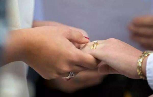 Kacau! Pria Ini Kawin Lari dengan Calon Ibu Mertua 10 Hari Jelang Pernikahan Kacau! Pria Ini Kawin Lari dengan Calon Ibu Mertua 10 Hari Jelang Pernikahan