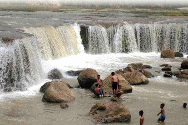  10 Tempat Wisata Bekasi Murah Meriah, dari Curug hingga Pantai!