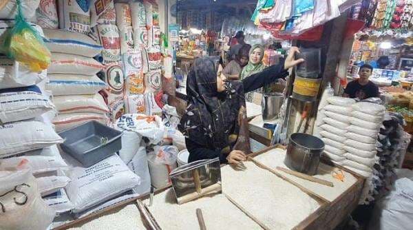 Daftar Harga Pangan 15 Desember: Aneka Ikan Naik, Beras hingga Cabai Turun Daftar Harga Pangan 15 Desember: Aneka Ikan Naik, Beras hingga Cabai Turun