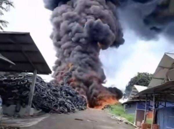 Kebakaran Hebat Landa Penampungan Ban di Cianjur, Asap Hitam Membumbung Tinggi 