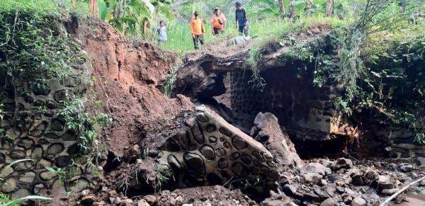 Hujan Deras Guyur Wilayah Situbondo Akibatkan Jembatan Penghubung Dua Dusun Ambrol