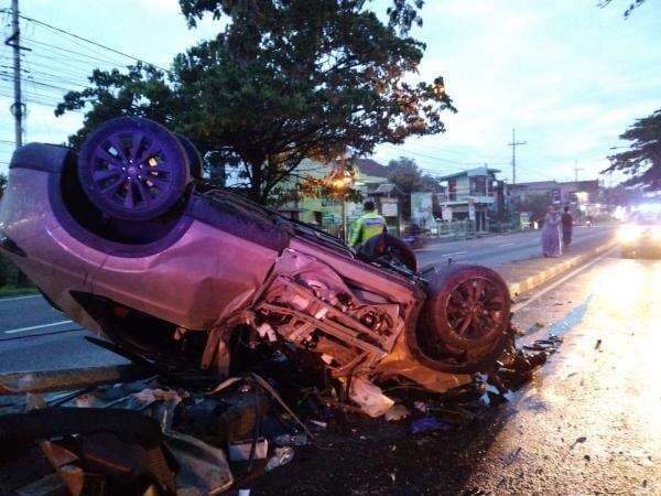 Honda HRV Oleng Tabrak Pembatas Jalan dan Tiang PJU di Jalaur Pantura Kecamatan Sukodadi