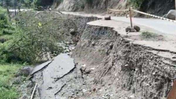 Jalan Lintas Bireuen–Aceh Tengah Masih Sulit Dilalui Kendaraan akibat Longsor dan Lubang