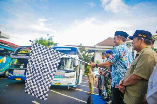 Forkopimda Kota Bogor Lepas 295 Peserta Mudik Gratis di Balai Kota Forkopimda Kota Bogor Lepas 295 Peserta Mudik Gratis di Balai Kota