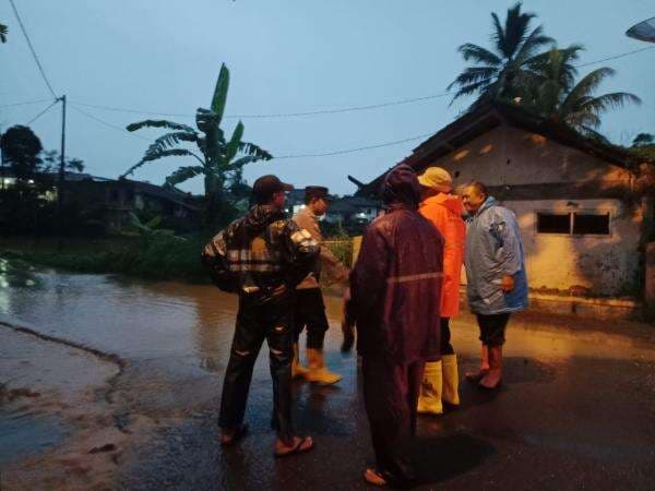 Kapolsek Sukaresik dan Muspika Pantau Wilayah Rawan Banjir di Tengah Cuaca Ekstrem