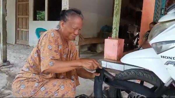 Bertahun-tahun Jadi Penambal Ban, Nenek di Pandeglang Ini Masih Sering Tak Dibayar Pelanggan!