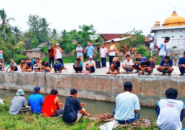 Riyanto Pamungkas Tebar Ikan Lele di Padasuka, Ajak Warga Gunakan Hak Pilih di Pilkada 2024