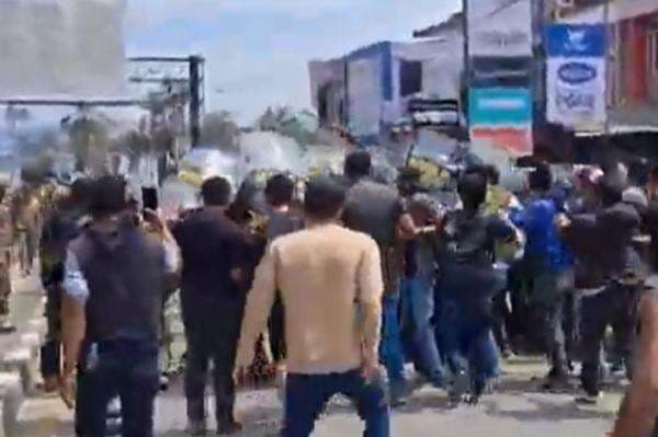 Eksekusi Rumah Mantan Gubernur Sultra Nur Alam Ricuh, Keluarga dan Petugas Saling Dorong