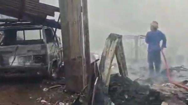 Kebakaran Lapak Barang Bekas di Sidoarjo, Mobil Pikap Ikut Hangus Dilalap Api