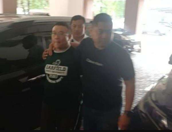 Tampang Samuel Terduga Pelaku Pengusiran Nenek Elina di Surabaya saat Ditangkap Polda Jatim Tampang Samuel Terduga Pelaku Pengusiran Nenek Elina di Surabaya saat Ditangkap Polda Jatim